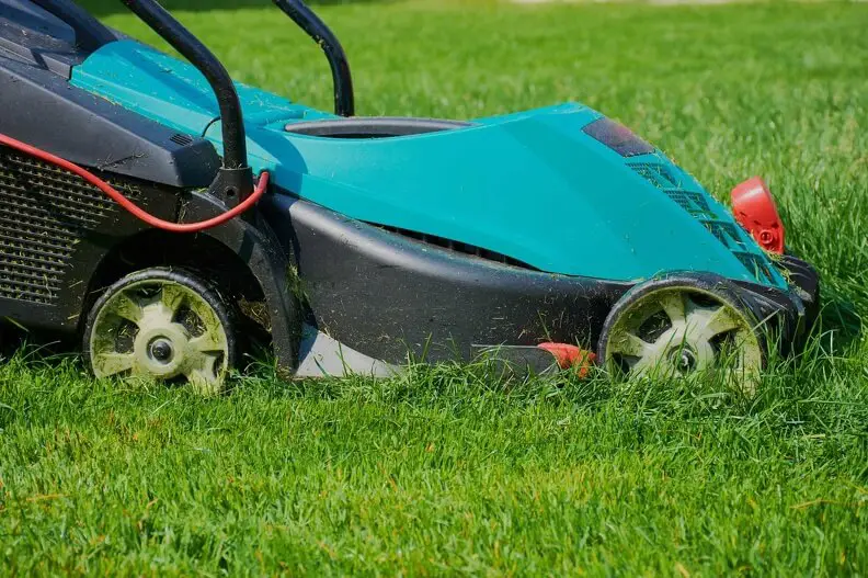 Lawn Mowing in Miami Gardens, FL